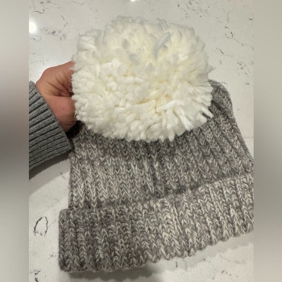 NWT J. Crew Women’s grey Pom Pom beanie wool and acrylic - Picture 4 of 5